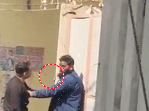 पुलिसकर्मियों पर की फायरिंग, घिरने लगा, तो खुद की कनपटी पर तान दी