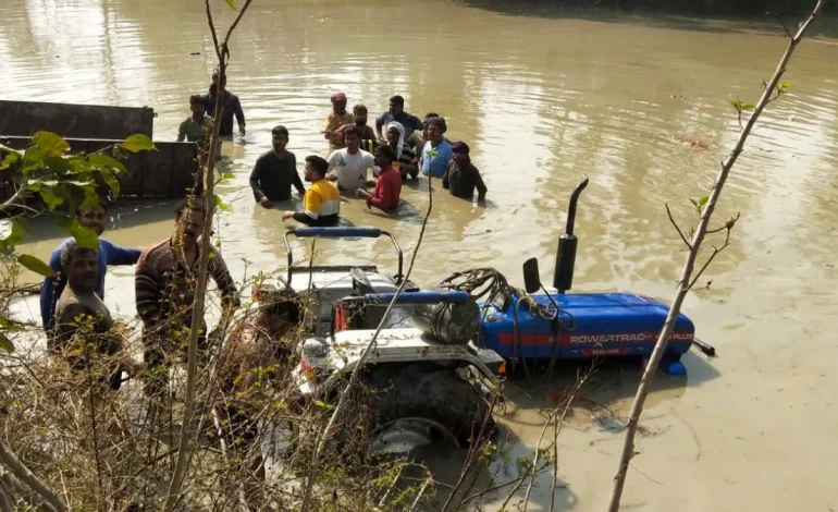 एटा के निकट ट्रैक्टर ट्राली तालाब में गिरने से पंद्रह लोगों की मौत