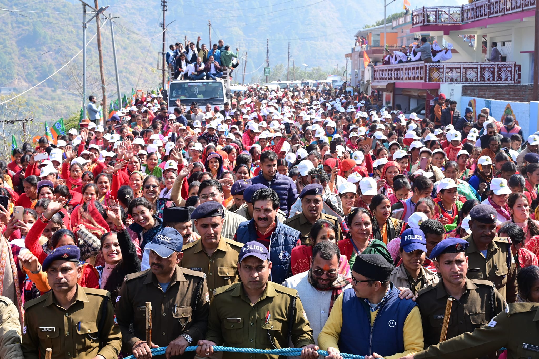 मुख्यमंत्री पुष्कर धामी के स्वागत में उमड़ी भीड़। फोटो  फर्स्ट बाइट,टीवी