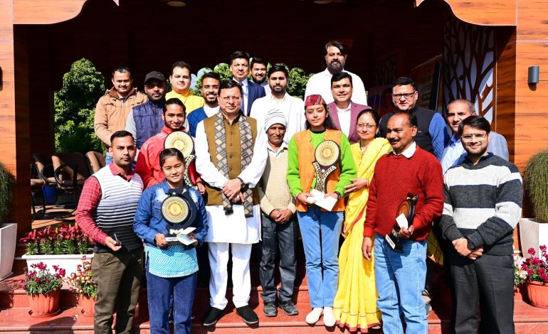 विजेताओं के साथ मुख्यमंत्री पुष्कर सिंह धामी। फोटो फर्स्ट बाइट.टीवी