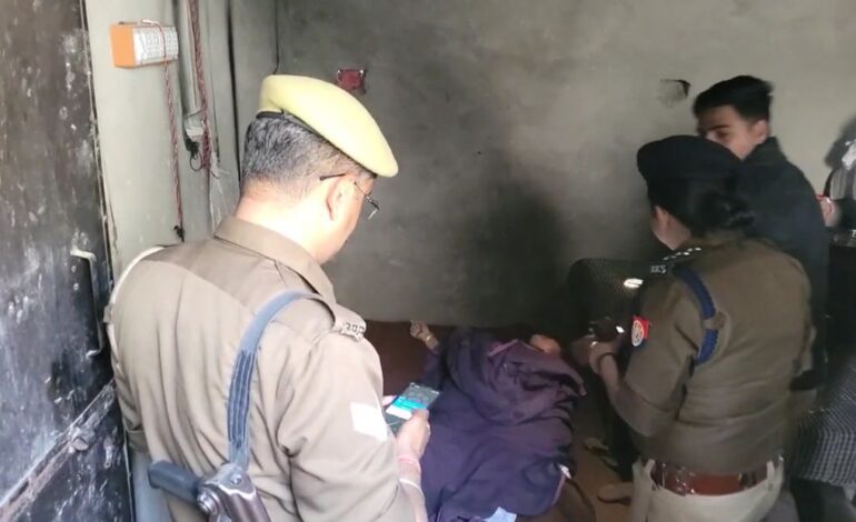 अब्दुल्लापुर में हत्या के बाद पहुंची पुलिस जांच पड़ताल करते हुए। फोटो फर्स्ट बाइट.टीवी