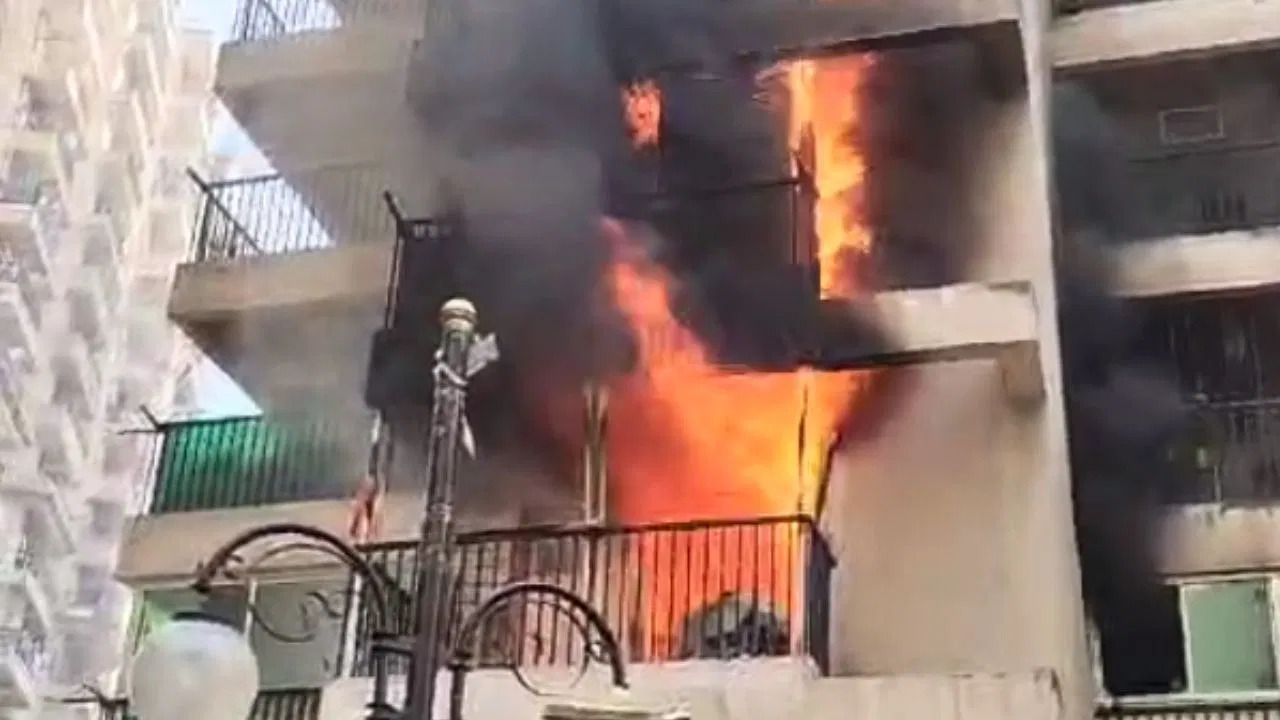 ग्रेटर नोएडा: गौर सिटी सोसायटी के 2 फ्लैटों में लगी आग
