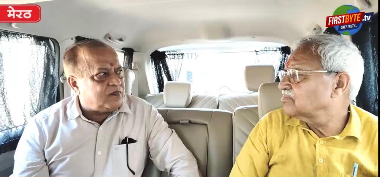 वरिष्ठ पत्रकार रवि शर्मा से वार्ता करते भाजपा के दिग्गज नेता डा.लक्ष्मीकांत वाजपेयी। फोटो फर्स्ट बाइट.टीवी