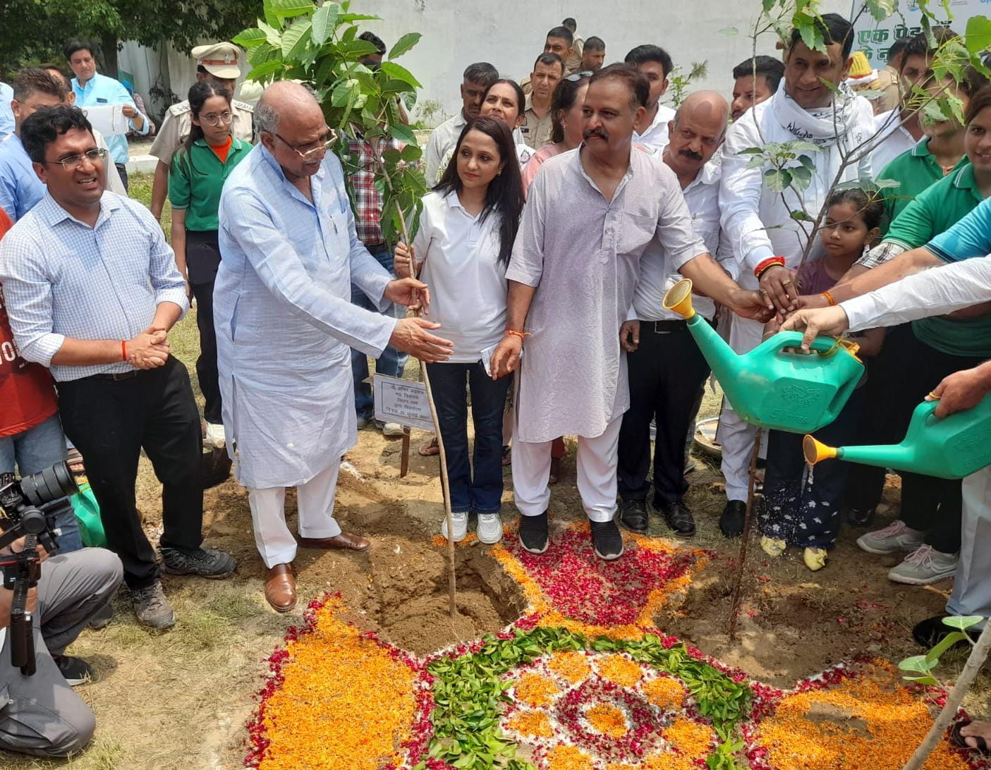 कैंट विधायक अमित अग्रवाल व सारथी अध्यक्ष कल्पना पांडेय पौधारोपण करते हुए। फोटो फर्स्ट बाइट.टीवी