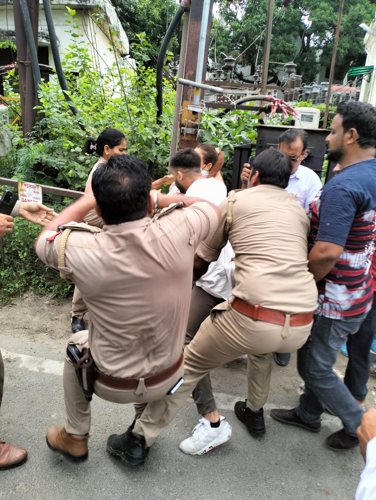 कचहरी के बाहर ही युगल को परिजनों व पुलिस ने दबोचा,हंगामा