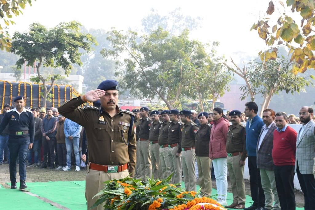 शहीद इंस्पेक्टर को सेल्यूट करते हुए एसएसपी डा.विपिन टाडा। फोटो फर्स्ट बाइट.टीवी