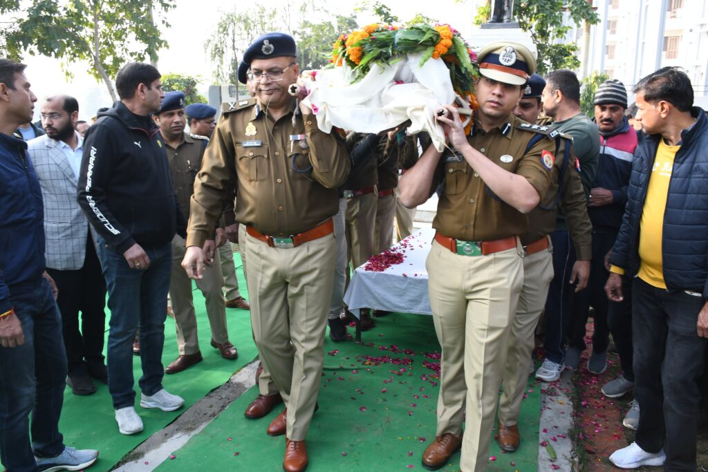 शहीद इंस्पेक्टर को अंतिम विदाई देते हुए एडीजी डीके ठाकुर। फोटो फर्स्ट बाइट.टीवी