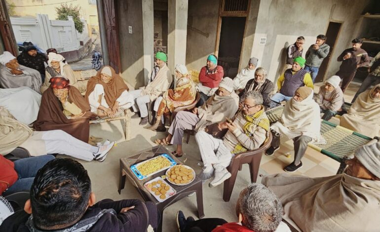 भाकियू के भावी आंदोलन की रणनीति बनाते कार्यकर्ता। फोटो फर्स्ट बाइट.टीवी