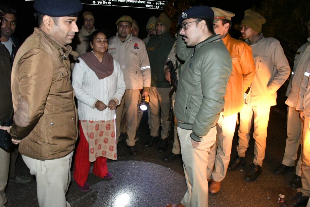 शिक्षिका वंदना अग्रवाल के संग घटना स्थल पर एसएसपी डा.विपिन टाडा जानकारी लेते हुए। फोटो फर्स्ट बाइट.टीवी