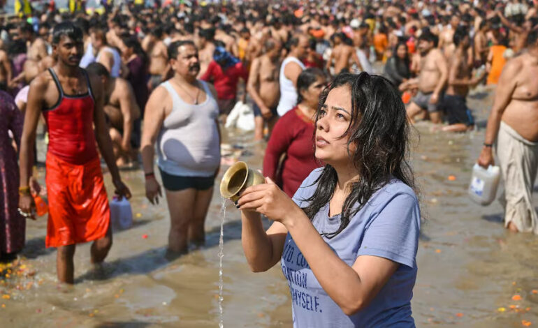 जनसैलाब ने महाकुंभ में ट्रैफिक व्यवस्था को पटरी से उतारा