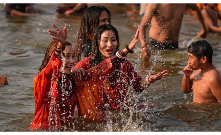 महाकुंभ का आखिरी अमृत स्नान शुरू,एक करोड़ लगा चुके डुबकी