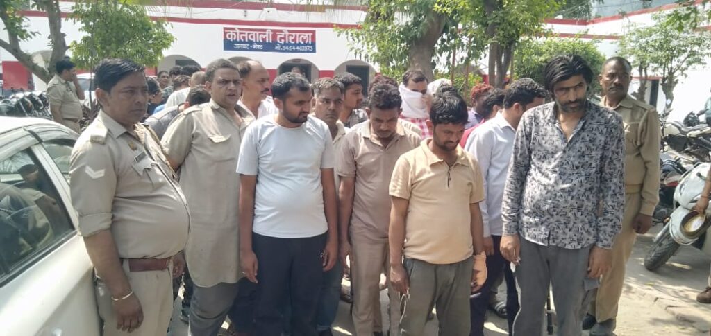 पुलिस गिरफ्त में जुआ खेलने के आरोपी। फोटो फर्स्ट बाइट.टीवी