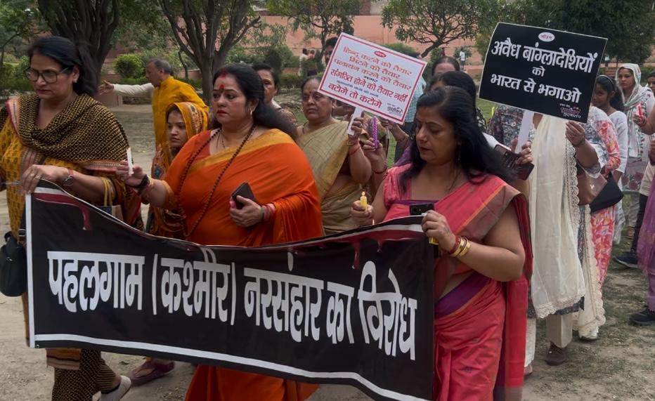 हिंदुओं के नरसंहार के खिलाफ मेरठ में महिलाओं ने किया कैंडल मार्च