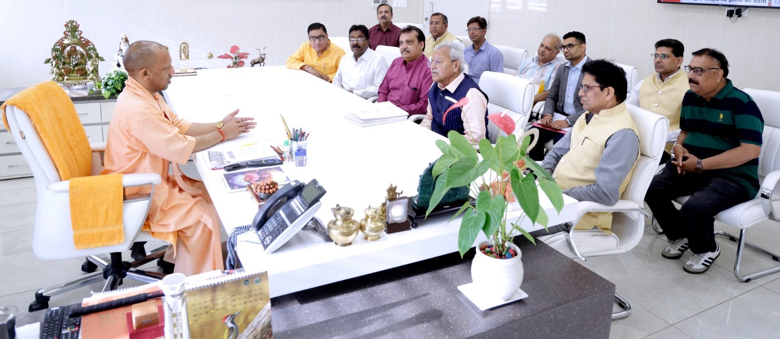 सेंट्रल मार्केट प्रकरण-प्रभावित दुकानदारों ने सीएम योगी का खटखटाया दरवाजा