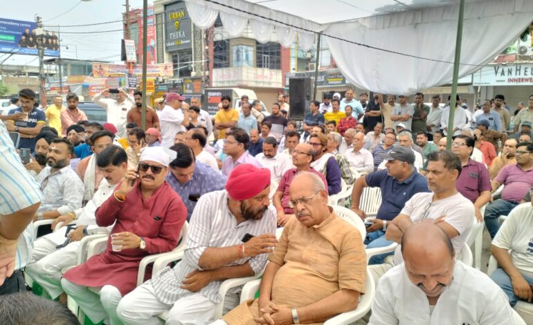 सेंट्रल मार्केट के समर्थन में शास्त्रीनगर रहा बंद