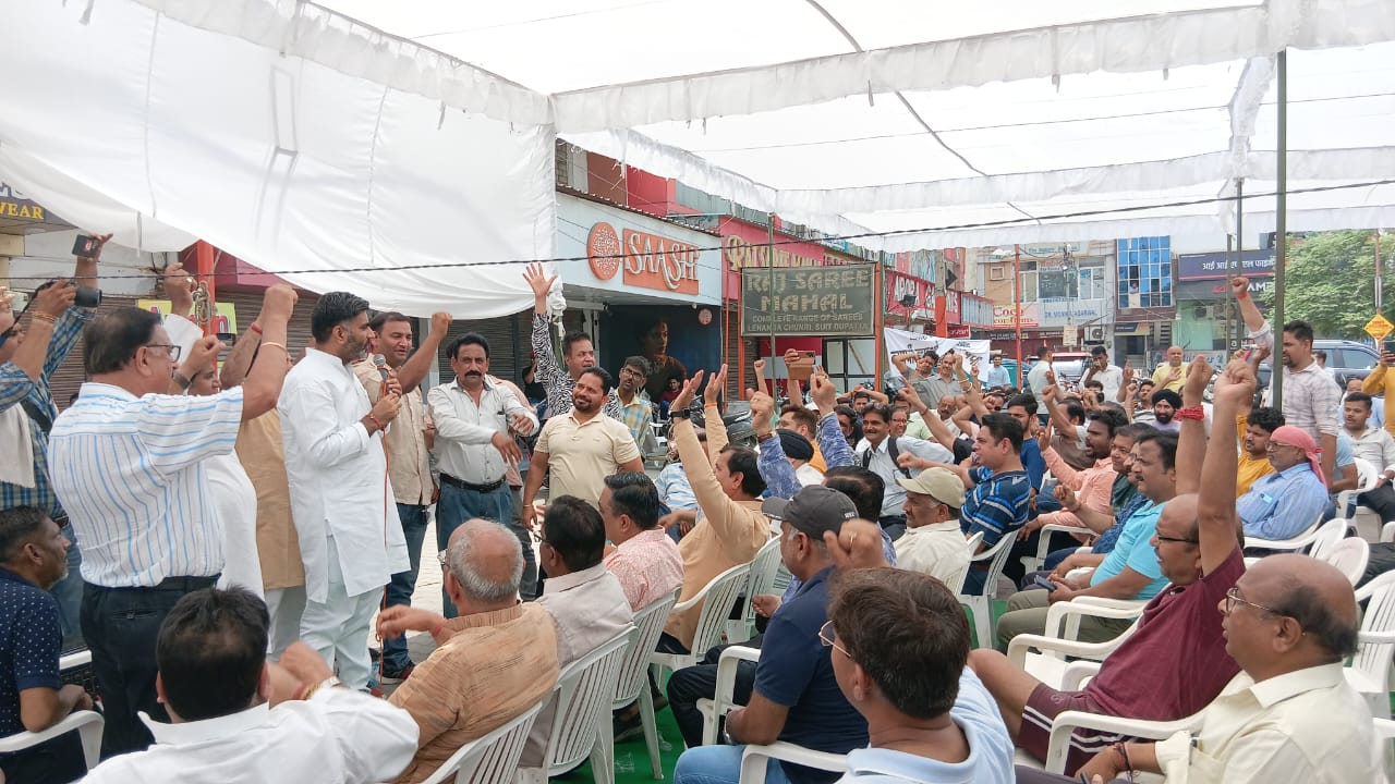 भारत माता की जय व वंदे मातरम के उदघोष व्यापारियों से कराते हुए सपा विधायक अतुल प्रधान। फोटो फर्स्ट बाइट.टीवी