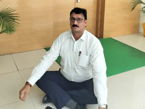 AKTU-कुलपति कक्ष के बाहर धरने पर बैठे डिप्टी रजिस्ट्रार