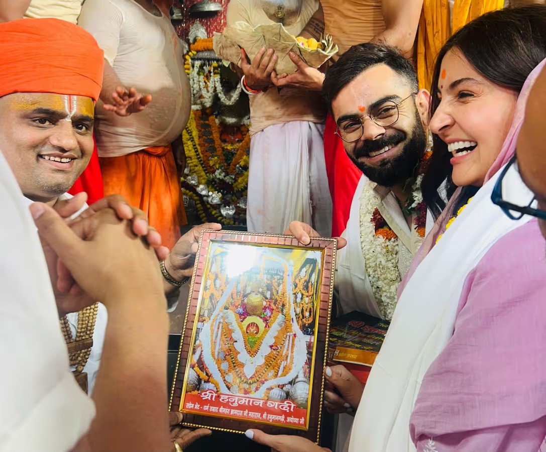विराट कोहली ने पत्नी अनुष्का संग किये राम लला के दर्शन,हनुमान गढ़ी भी पहुंचे