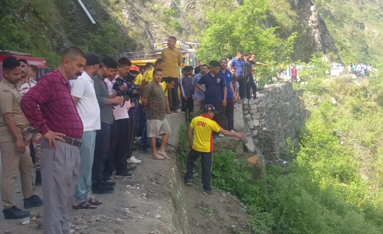 रुद्रप्रयाग में अलकनंदा में समाई बस, तीन शव बरामद, नौ लापता