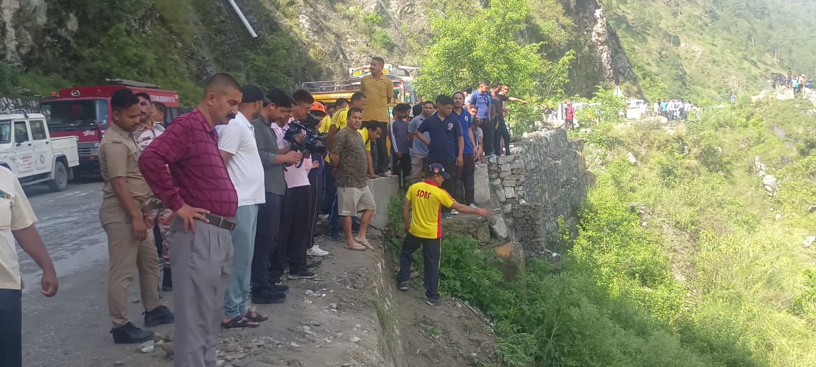 रुद्रप्रयाग में अलकनंदा में समाई बस, तीन शव बरामद, नौ लापता