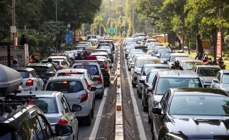 दिल्ली में उम्र पूरी कर चुके 62 लाख वाहनों के अस्तित्व पर संकट, 359 पेट्रोल पंपों पर पुलिस तैनात