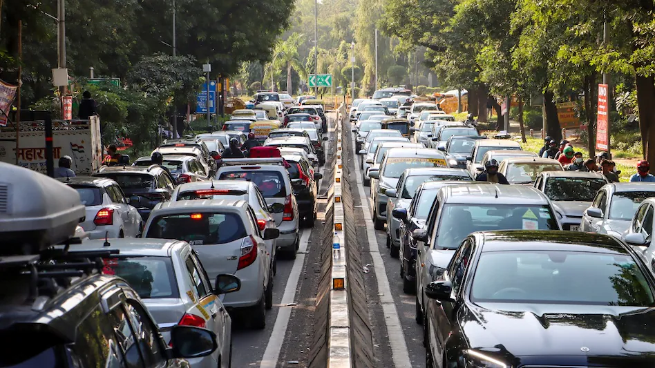 दिल्ली में उम्र पूरी कर चुके 62 लाख वाहनों के अस्तित्व पर संकट, 359 पेट्रोल पंपों पर पुलिस तैनात