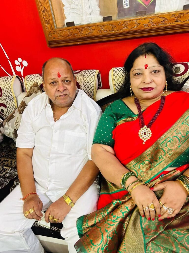 पति ब्रजमोहन गुप्ता के साथ रजनी गुप्ता। फोटो फाइल