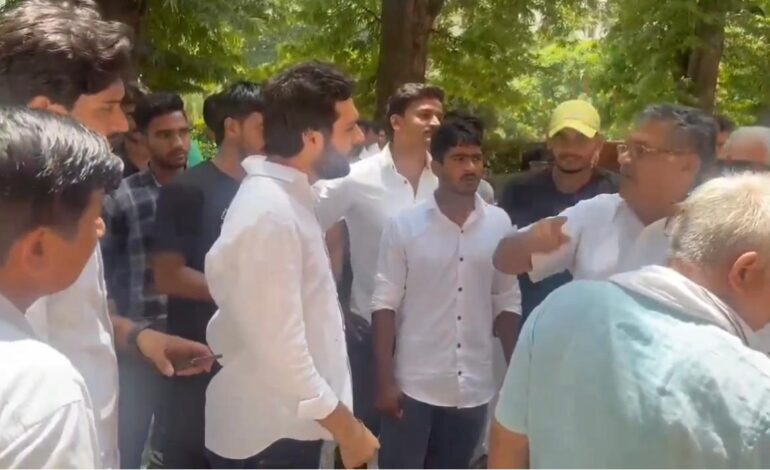 मेरठ कालेज सचिव व छात्र नेता में तीखी झड़प, चोर भी बताया