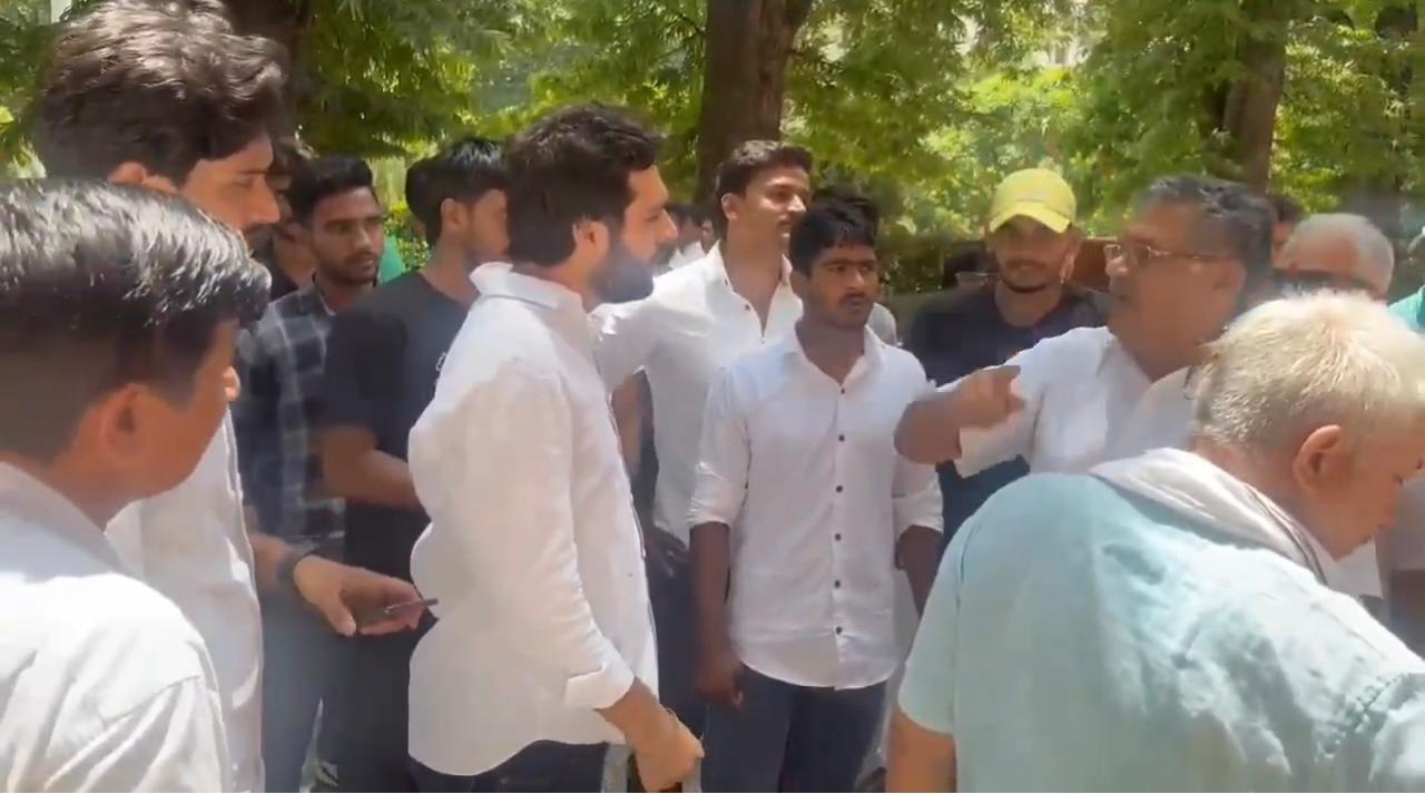 मेरठ कालेज सचिव व छात्र नेता में तीखी झड़प, चोर भी बताया