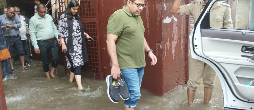 जूते हाथ में लेकर नगर निगम से बाहर निकलते हुए मंडलायुक्त हृषिकेश भास्कर यशोद।  फोटो फर्स्ट बाइट.टीवी