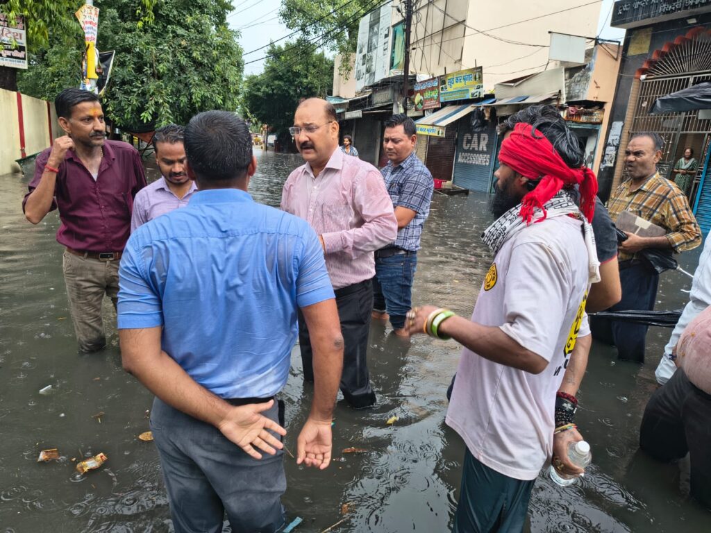 घुटनों तक गंदे पानी में खड़े डीएम डा.वीके सिंह। फोटो फर्स्ट बाइट.टीवी