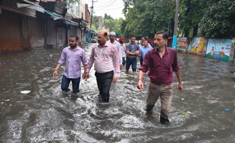 निगम के भ्रष्टाचार को नापने घुटनों तक पानी में उतरे मंडलायुक्त व डीएम, कराई जल निकासी