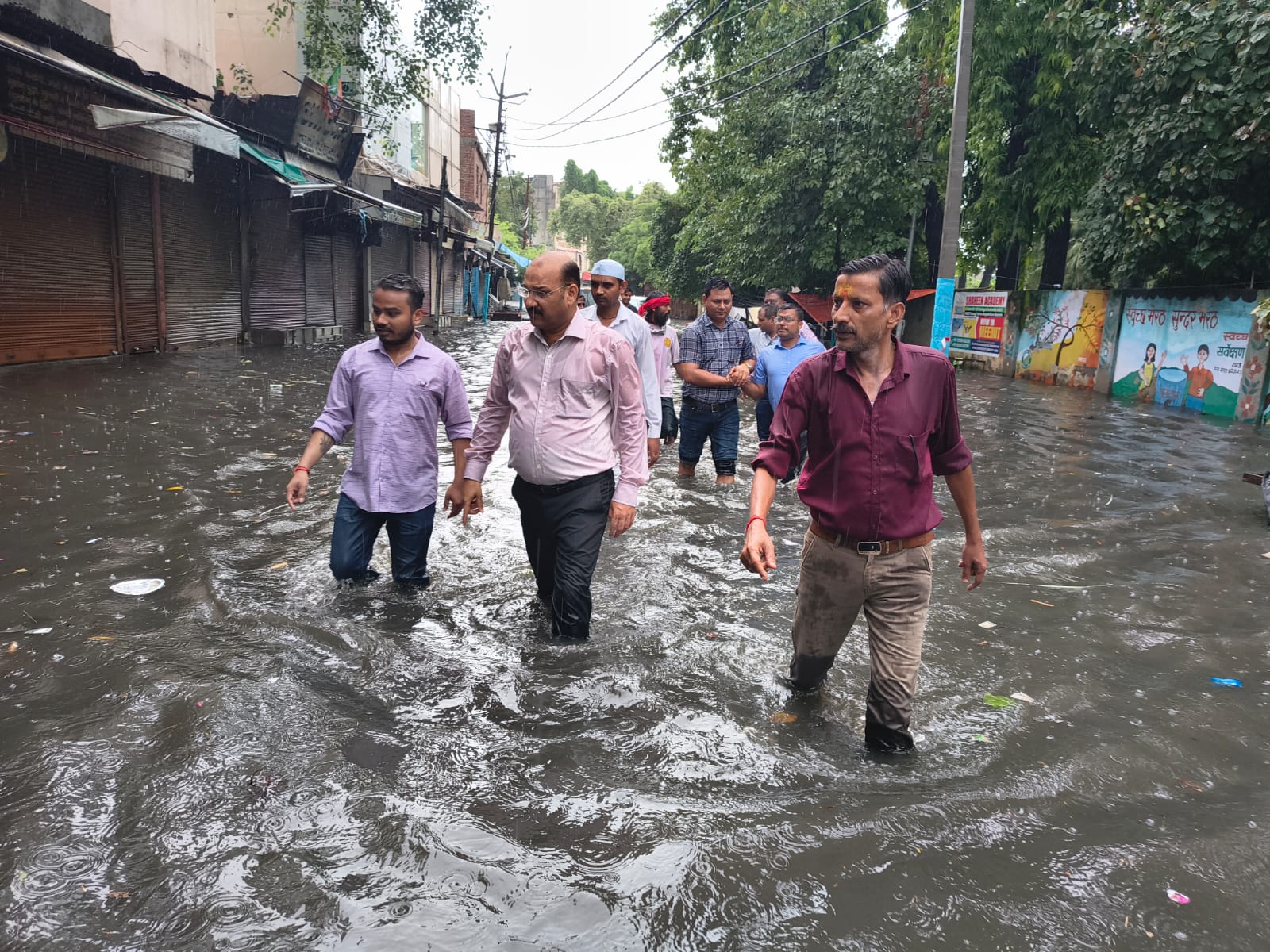 निगम के भ्रष्टाचार को नापने घुटनों तक पानी में उतरे मंडलायुक्त व डीएम, कराई जल निकासी