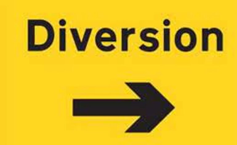 मेवला फ्लाईओवर पर रात में दिल्ली जाने वाली तरफ की सड़क पर रूट डायवर्जन