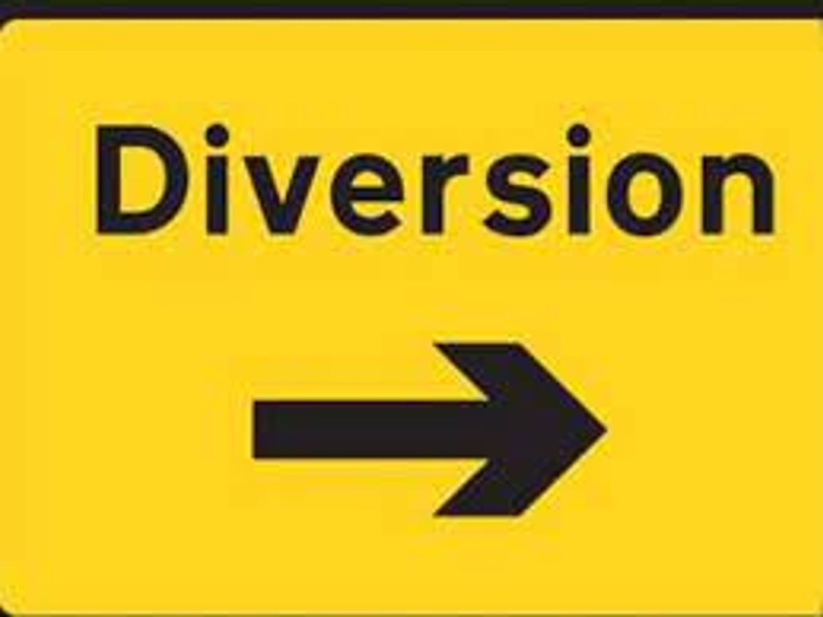 मेवला फ्लाईओवर पर रात में दिल्ली जाने वाली तरफ की सड़क पर रूट डायवर्जन