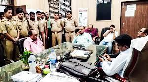 कानपुर में “तमाशा कुर्सी का”-सीएमओ की कुर्सी एक, बैठने वाले दो..