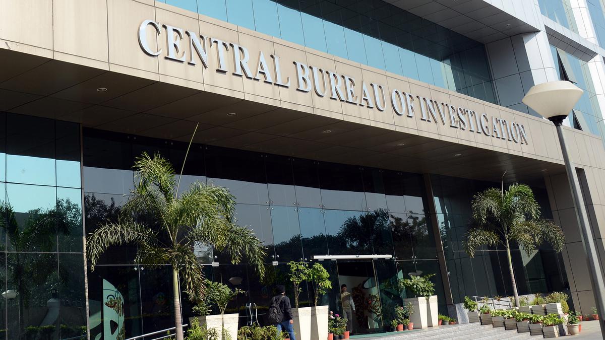 सीजीएचएस के अपर निदेशक समेत तीन पांच लाख की रिश्वत लेते सीबीआई ने किया गिरफ्तार