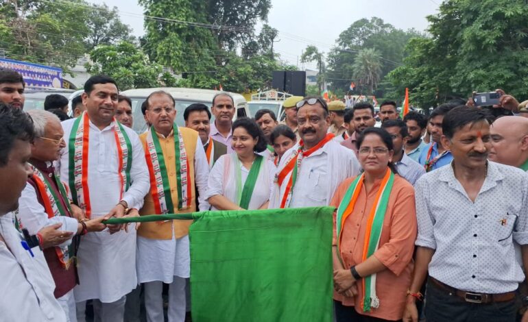 स्वतंत्रता दिवस पर मेरठ नगर निगम ने दल बल के साथ निकाली तिरंगा रैली