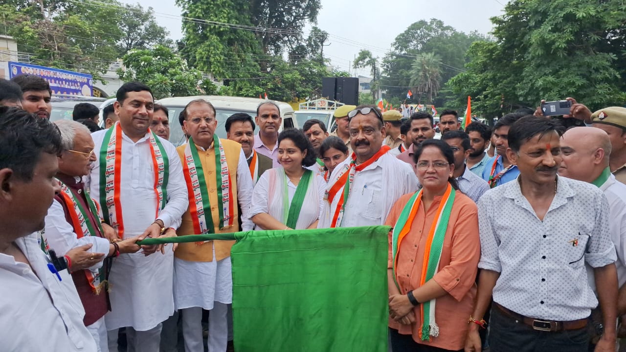 स्वतंत्रता दिवस पर मेरठ नगर निगम ने दल बल के साथ निकाली तिरंगा रैली