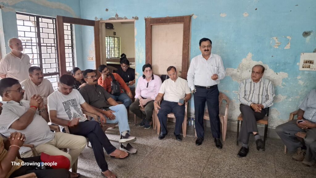 पत्रकारों को संबोधित करते हुए वरिष्ठ पत्रकार शादाब रिजवी। फोटो फर्स्ट बाइट.टीवी