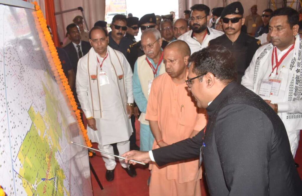 न्यू टाउनशीप की जानकारी देते हुए मंडलायुक्त हषिकेश भास्कर यशोद। फोटो फर्स्ट बाइट.टीवी