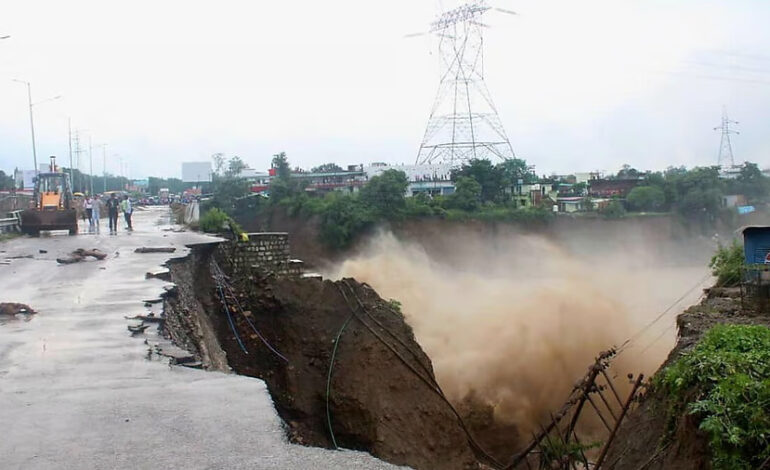 उत्तराखंड के सहस्त्रधारा में फटा बादल, भारी तबाही, प्रशासन ने शुरू किया रेस्क्यू ऑपरेशन।।