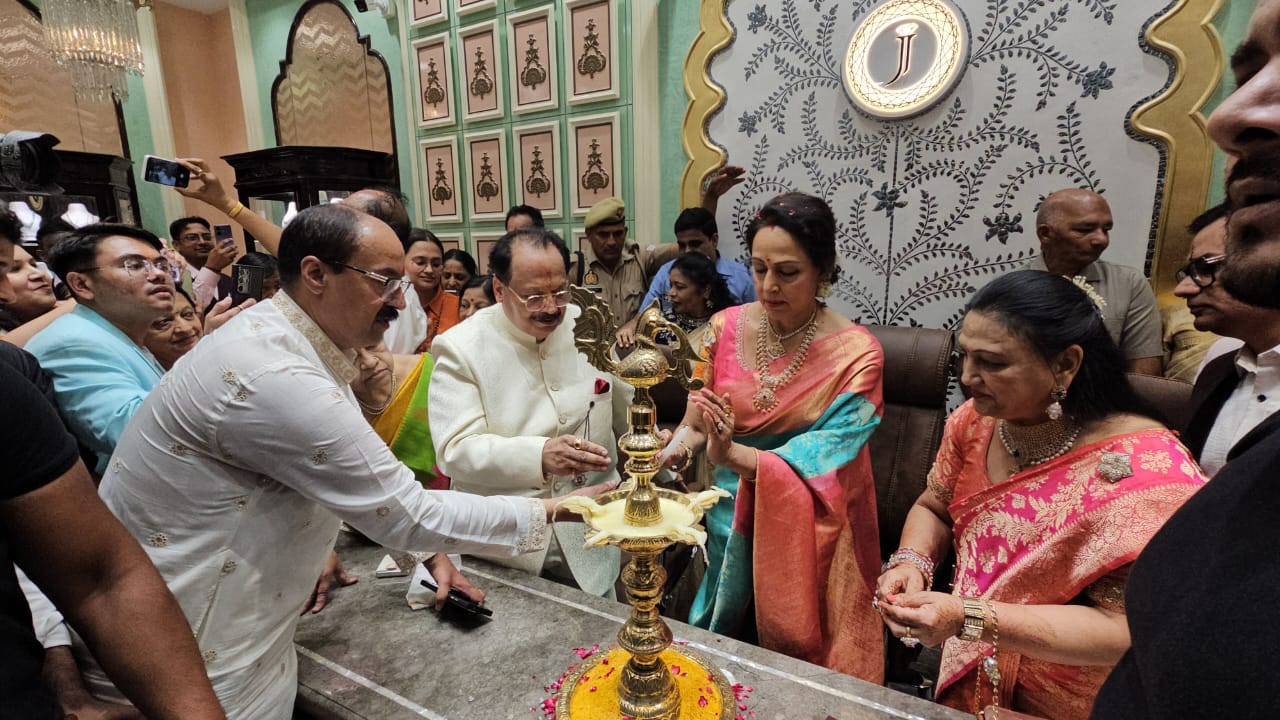 सौ साल पूरे होने पर जैना ज्वैलर्स के तीसरे शोरूम का शुभारंभ हेमा मालिनी ने किया