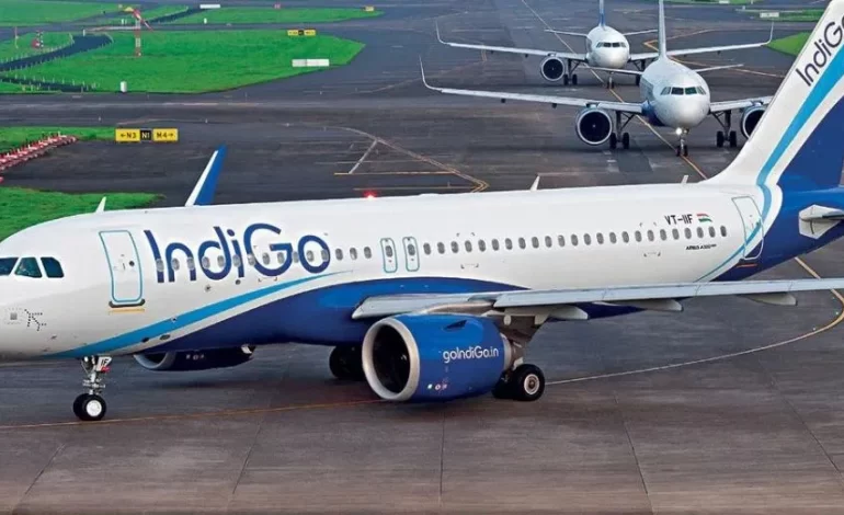 मुंबई से दिल्ली जा रही इंडिगो की फ्लाइट में बम की धमकी, एयरपोर्ट पर फुल इमरजेंसी घोषित।।