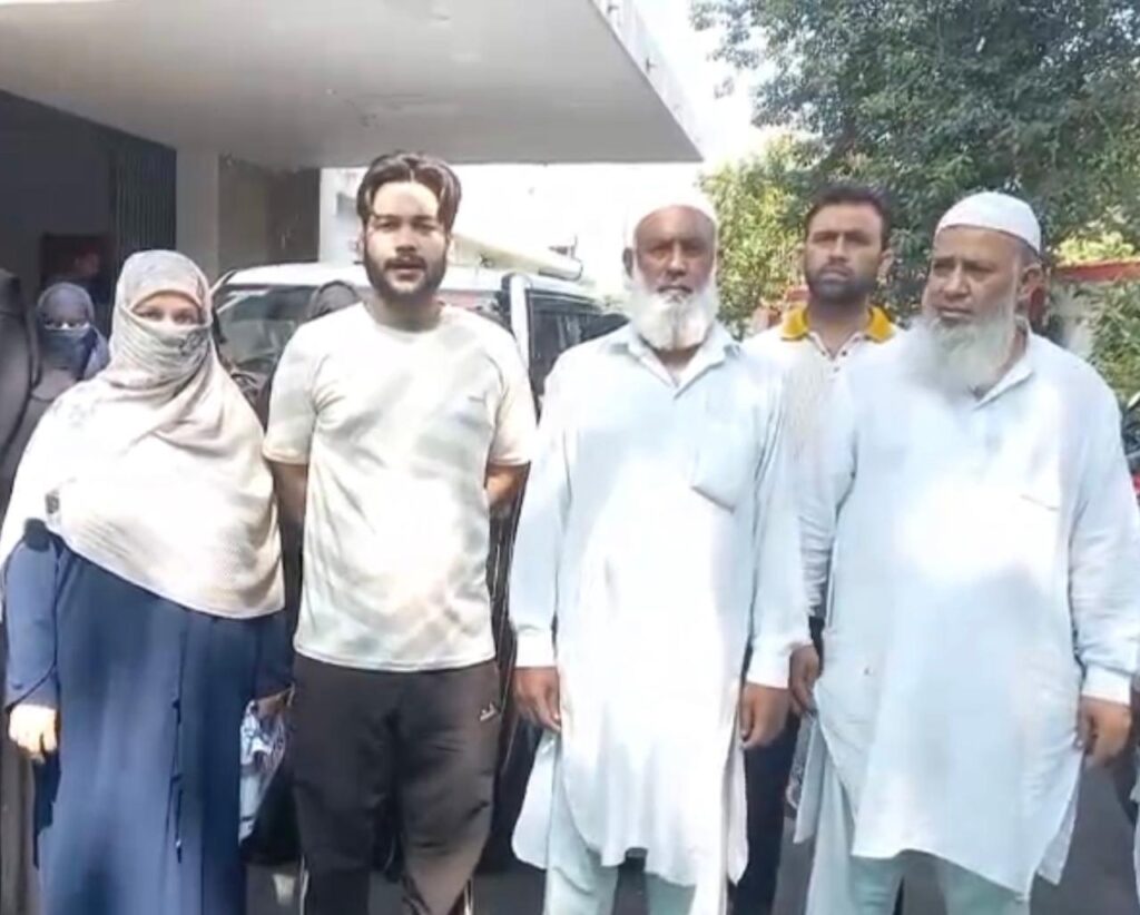 आदिल के परिजनों ने लगाई सुरक्षा की गुहार। फोटो फर्स्ट बाइट.टीवी