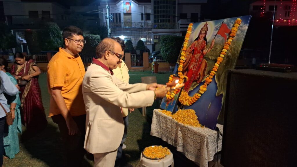 प्रेस क्लब अध्यक्ष रवि शर्मा पुष्पांजलि अर्पित करते हुए। 