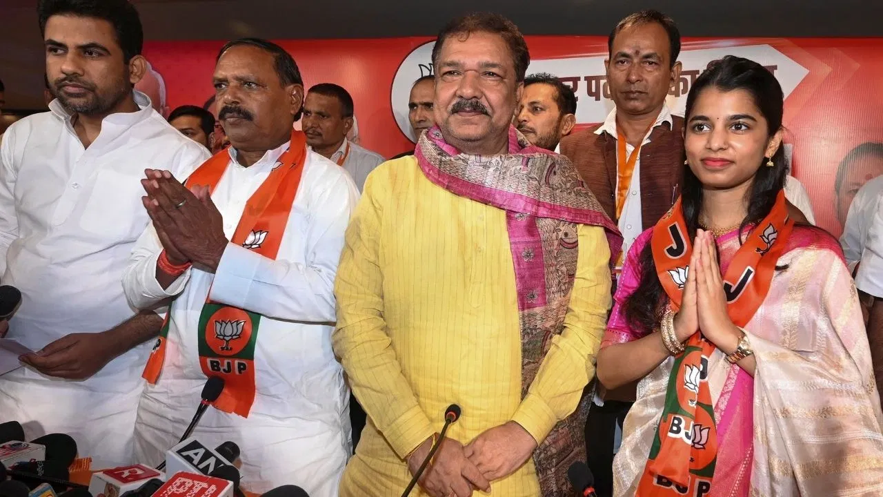 मैथिली ठाकुर को टिकट देने पर भाजपा में बगावत