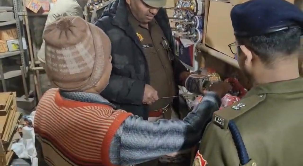 चाइनीज मांझे की बिक्री क्यों नहीं रोक पा रही पुलिस