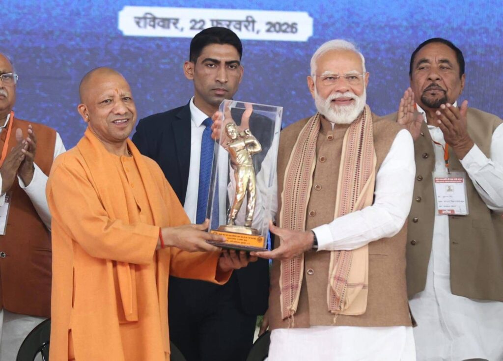 पीएम मोदी को स्मृति चिन्ह देते हुए यूपी के मुख्यमंत्री योगी आदित्यनाथ। फोटो फर्स्ट बाइट.यूपी