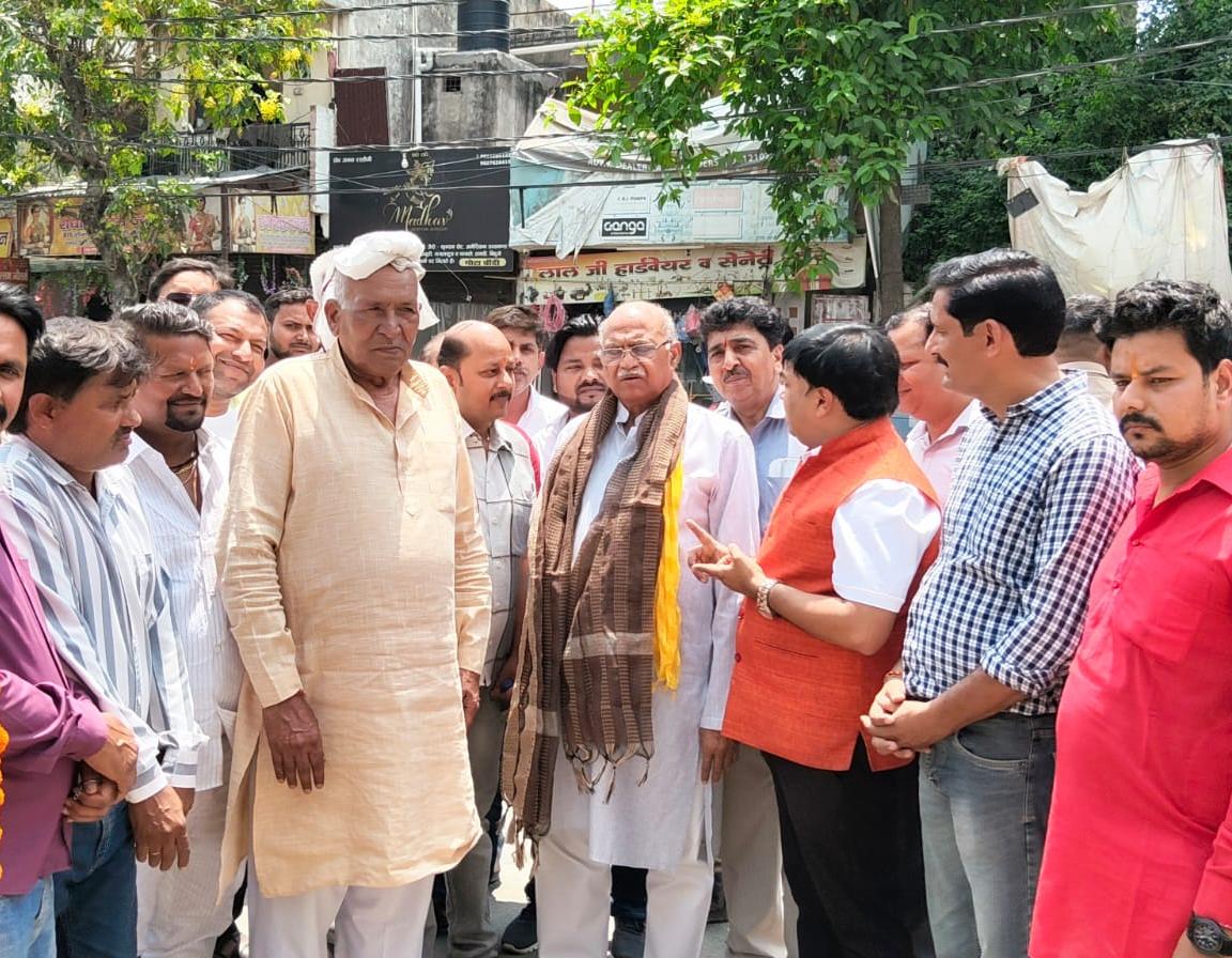 कैंट विधायक ने किला रोड जेल चुंगी के व्यापारियों की समस्याओं को सुना